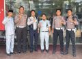 Petugas Jasa Raharja, Satlantas Polres, dan Dinas Perhubungan Kabupaten Sarolangun berpose bersama usai menggelar FKLL sebagai bentuk sinergi dalam upaya peningkatan keselamatan jalan raya. (Dok. Jasa Raharja Sarolangun)