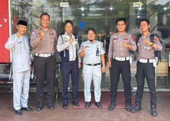 Petugas Jasa Raharja, Satlantas Polres, dan Dinas Perhubungan Kabupaten Sarolangun berpose bersama usai menggelar FKLL sebagai bentuk sinergi dalam upaya peningkatan keselamatan jalan raya. (Dok. Jasa Raharja Sarolangun)