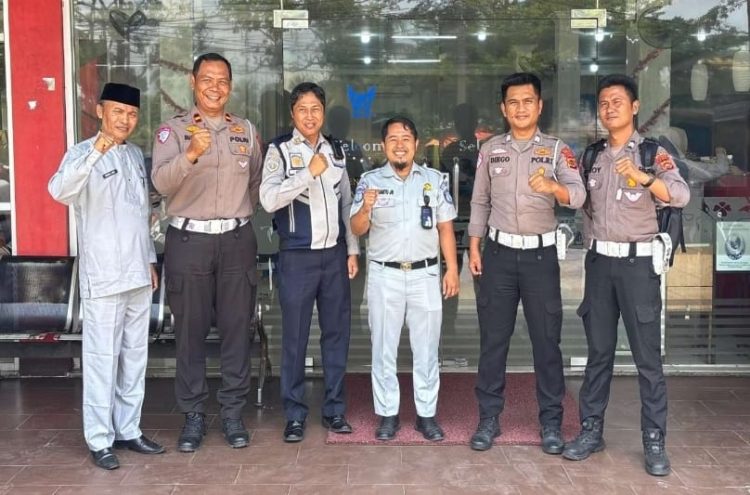 Petugas Jasa Raharja, Satlantas Polres, dan Dinas Perhubungan Kabupaten Sarolangun berpose bersama usai menggelar FKLL sebagai bentuk sinergi dalam upaya peningkatan keselamatan jalan raya. (Dok. Jasa Raharja Sarolangun)