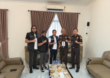 Ketua PWI Kota Jambi Irwansyah bersama pengurus menyerahkan plakat kenang-kenangan kepada Kepala Kejaksaan Negeri (Kajari) Jambi, Dr. Abdi Reza Fachlewi, dalam kunjungan silaturahmi di Kantor Kejari Jambi, Senin (13/10/2025). (Dok. PWI)