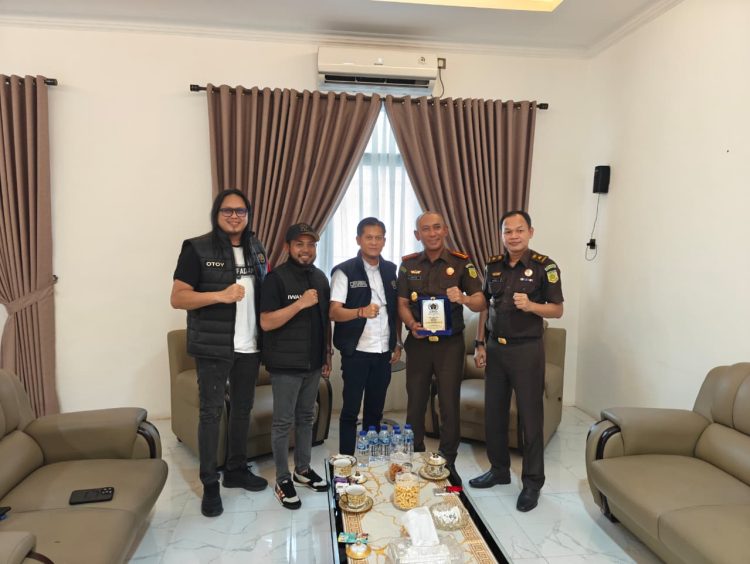 Ketua PWI Kota Jambi Irwansyah bersama pengurus menyerahkan plakat kenang-kenangan kepada Kepala Kejaksaan Negeri (Kajari) Jambi, Dr. Abdi Reza Fachlewi, dalam kunjungan silaturahmi di Kantor Kejari Jambi, Senin (13/10/2025). (Dok. PWI)