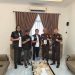 Ketua PWI Kota Jambi Irwansyah bersama pengurus menyerahkan plakat kenang-kenangan kepada Kepala Kejaksaan Negeri (Kajari) Jambi, Dr. Abdi Reza Fachlewi, dalam kunjungan silaturahmi di Kantor Kejari Jambi, Senin (13/10/2025). (Dok. PWI)
