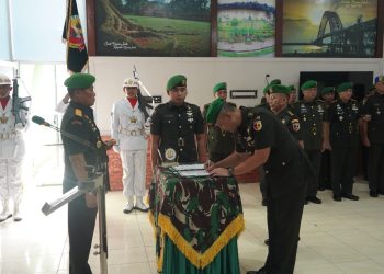 Komandan Korem 042/Gapu Brigjen TNI Heri Purwanto, S.E., M.M., menyaksikan penandatanganan berita acara serah terima jabatan Kasilog Kasrem 042/Gapu dari Kolonel Cpl Ir. Ahmad Rasli, S.T., M.M. kepada Letkol Inf Bonny Virdi Anggoro di Aula Makorem 042/Gapu, Kota Jambi, Senin (13/10/2025). (Foto: Penrem 042/Gapu)