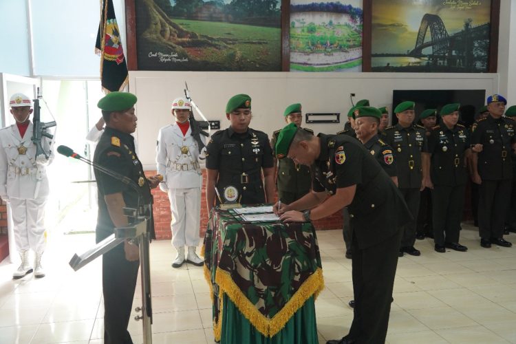 Komandan Korem 042/Gapu Brigjen TNI Heri Purwanto, S.E., M.M., menyaksikan penandatanganan berita acara serah terima jabatan Kasilog Kasrem 042/Gapu dari Kolonel Cpl Ir. Ahmad Rasli, S.T., M.M. kepada Letkol Inf Bonny Virdi Anggoro di Aula Makorem 042/Gapu, Kota Jambi, Senin (13/10/2025). (Foto: Penrem 042/Gapu)