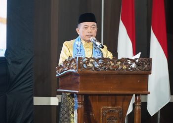 Gubernur Jambi Al Haris menyampaikan sambutan pada Rapat Paripurna DPRD Kabupaten Tebo dalam rangka HUT ke-26 Kabupaten Tebo di Gedung DPRD Tebo, Senin (13/10/2025) (Dok. Erit - Kominfo)
