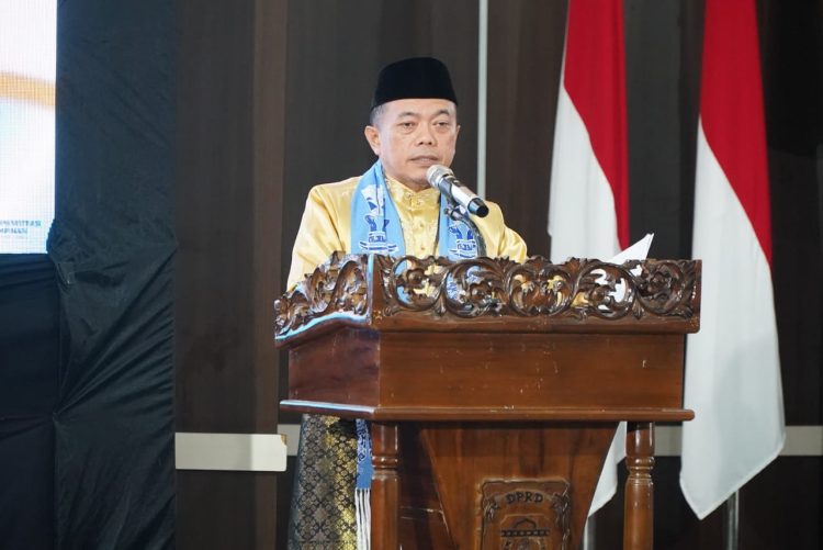 Gubernur Jambi Al Haris menyampaikan sambutan pada Rapat Paripurna DPRD Kabupaten Tebo dalam rangka HUT ke-26 Kabupaten Tebo di Gedung DPRD Tebo, Senin (13/10/2025) (Dok. Erit - Kominfo)