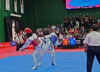 Dua atlet taekwondo berlaga sengit pada pertandingan PON Bela Diri 2025 di GOR Djarum, Kudus, Jawa Tengah. Kontingen Jambi menurunkan 16 atlet dari empat cabang olahraga bela diri dengan target menambah perolehan medali. (Dok. Koni Jambi)