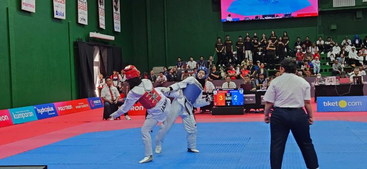 Dua atlet taekwondo berlaga sengit pada pertandingan PON Bela Diri 2025 di GOR Djarum, Kudus, Jawa Tengah. Kontingen Jambi menurunkan 16 atlet dari empat cabang olahraga bela diri dengan target menambah perolehan medali. (Dok. Koni Jambi)