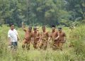 Bupati Kerinci Monadi bersama jajaran perangkat daerah meninjau langsung kondisi saluran irigasi di Desa Pendung Talang Genting, Kecamatan Danau Kerinci, Senin (13/10/2025). (Dok. Deko)