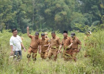Bupati Kerinci Monadi bersama jajaran perangkat daerah meninjau langsung kondisi saluran irigasi di Desa Pendung Talang Genting, Kecamatan Danau Kerinci, Senin (13/10/2025). (Dok. Deko)