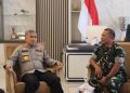 Kapolda Bengkulu Irjen Pol Mardiyono menerima kunjungan silaturahmi Komandan Korem 041/Garuda Emas Brigjen TNI Jatmiko Aryanto di ruang tamu utama Mapolda Bengkulu, Senin (13/10/2025). (Dok. Humas)