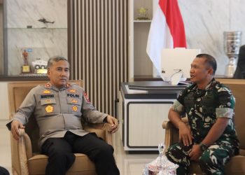 Kapolda Bengkulu Irjen Pol Mardiyono menerima kunjungan silaturahmi Komandan Korem 041/Garuda Emas Brigjen TNI Jatmiko Aryanto di ruang tamu utama Mapolda Bengkulu, Senin (13/10/2025). (Dok. Humas)