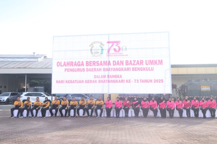 Kapolda Bengkulu Irjen Pol. Mardiyono, S.I.K., M.Si. bersama jajaran dan Pengurus Daerah Bhayangkari Bengkulu poto bersama usai mengikuti kegiatan olahraga bersama di Lapangan Anton Soedjarwo, Bengkulu, Selasa (14/10/2025). (Dol. Yola)