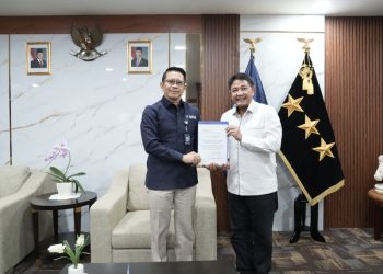Kombes Pol. Ronald Yohanes, S.I.K., selaku Tim Analis Bidang PDKAT Pusiknas Bareskrim Polri (kiri), menyerahkan dokumen kerja sama penegakan hukum bidang pangan kepada perwakilan Kementerian terkait di Jakarta, Senin (14/10/2025). (Dok Humas)