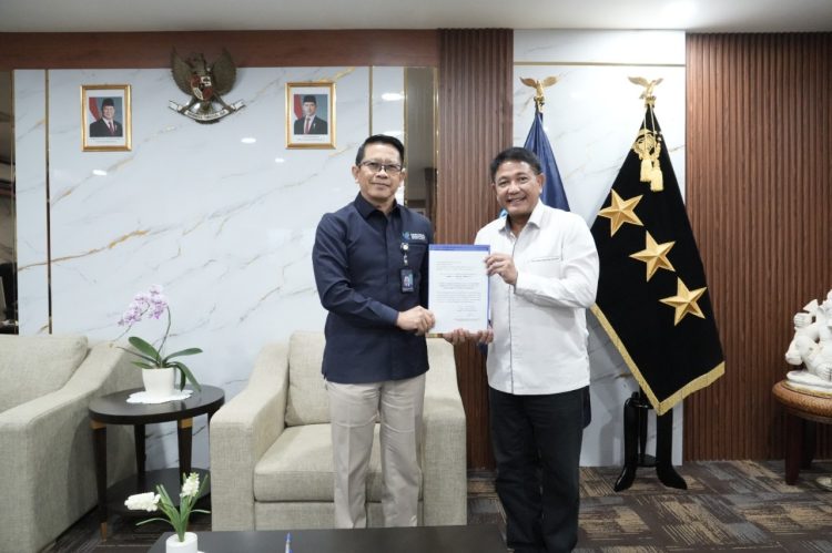 Kombes Pol. Ronald Yohanes, S.I.K., selaku Tim Analis Bidang PDKAT Pusiknas Bareskrim Polri (kiri), menyerahkan dokumen kerja sama penegakan hukum bidang pangan kepada perwakilan Kementerian terkait di Jakarta, Senin (14/10/2025). (Dok Humas)