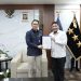 Kombes Pol. Ronald Yohanes, S.I.K., selaku Tim Analis Bidang PDKAT Pusiknas Bareskrim Polri (kiri), menyerahkan dokumen kerja sama penegakan hukum bidang pangan kepada perwakilan Kementerian terkait di Jakarta, Senin (14/10/2025). (Dok Humas)