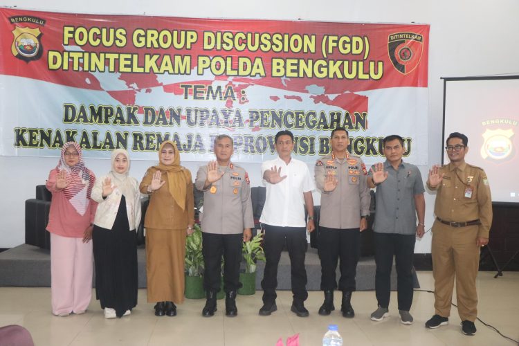 Kapolda Bengkulu Irjen Pol. Mardiyono bersama pejabat utama Polda Bengkulu berpoto bersama pada FGD di Hotel Adeeva, Kota Bengkulu.. Selasa (14/10/2025)(Foto: Yola)