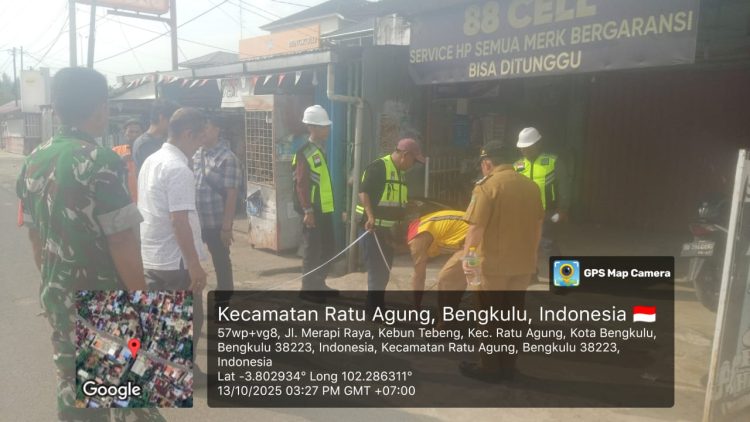 Petugas dari Dinas Pekerjaan Umum Kota Bengkulu bersama pelaksana proyek PT Raja Sakti, unsur Babinsa, dan perangkat kelurahan melakukan pengukuran area pembangunan oprit Box Culvert di Kelurahan Kebun Tebeng, Kecamatan Ratu Agung, Kota Bengkulu, Senin (13/10/2025).. (Foto: Yola)