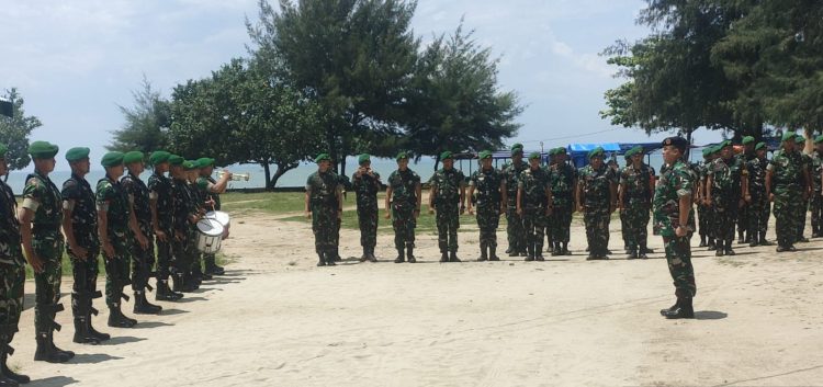 Prajurit Yonif TP 847/VS Bengkulu menyambut kedatangan Tim Staf Ahli Panglima TNI di halaman markas batalyon, Selasa (14/10/2025). (Foto: Penrem 041/Gamas)