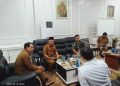 Dandim 0407/Kota Bengkulu bersama Wali Kota Bengkulu Dedy Wahyudi dan perwakilan Kementerian Pertanian membahas penguatan program ketahanan pangan nasional di Kantor Wali Kota Bengkulu, Selasa (14/10/2025). (Dok. Yola)