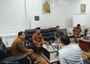 Dandim 0407/Kota Bengkulu bersama Wali Kota Bengkulu Dedy Wahyudi dan perwakilan Kementerian Pertanian membahas penguatan program ketahanan pangan nasional di Kantor Wali Kota Bengkulu, Selasa (14/10/2025). (Dok. Yola)
