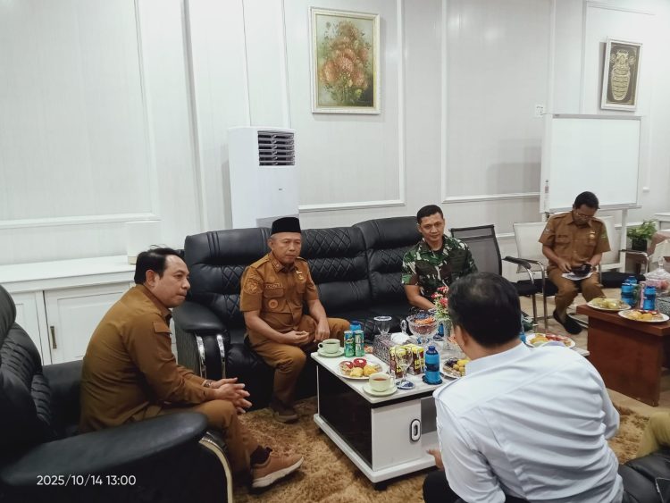 Dandim 0407/Kota Bengkulu bersama Wali Kota Bengkulu Dedy Wahyudi dan perwakilan Kementerian Pertanian membahas penguatan program ketahanan pangan nasional di Kantor Wali Kota Bengkulu, Selasa (14/10/2025). (Dok. Yola)