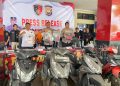 Kabid Humas Polda Bengkulu Kombes Pol Andy Pramudya W. bersama jajaran Ditreskrimum menunjukkan barang bukti hasil Operasi Musang Nala 2025 saat konferensi pers di Mapolda Bengkulu, Selasa (14/10/2025). (dok. Yola)