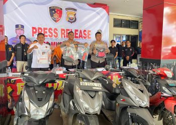 Kabid Humas Polda Bengkulu Kombes Pol Andy Pramudya W. bersama jajaran Ditreskrimum menunjukkan barang bukti hasil Operasi Musang Nala 2025 saat konferensi pers di Mapolda Bengkulu, Selasa (14/10/2025). (dok. Yola)