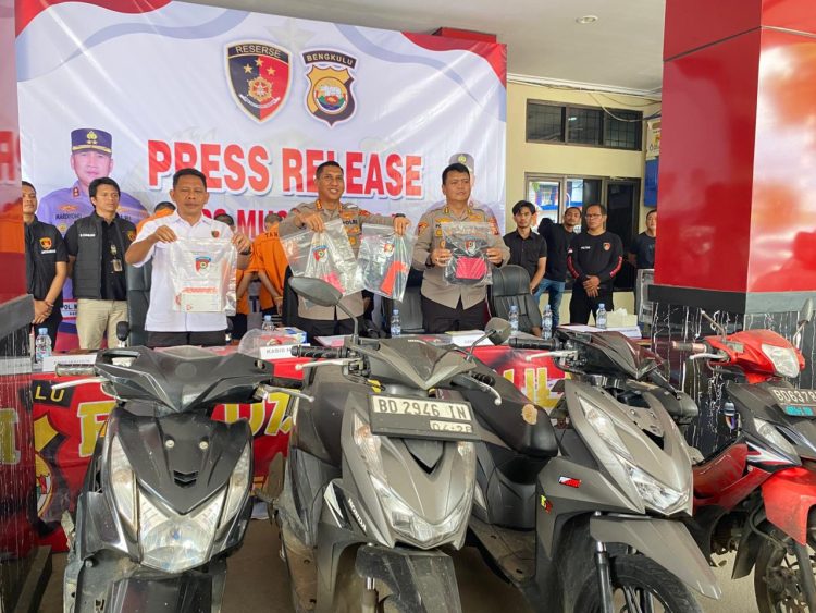 Kabid Humas Polda Bengkulu Kombes Pol Andy Pramudya W. bersama jajaran Ditreskrimum menunjukkan barang bukti hasil Operasi Musang Nala 2025 saat konferensi pers di Mapolda Bengkulu, Selasa (14/10/2025). (dok. Yola)