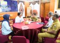 Gubernur Jambi Al Haris berdiskusi dengan Kepala Perwakilan BPKP Provinsi Jambi Mardiyanto Arif Rakhmadi saat audiensi dan penandatanganan Rencana Aksi Kolaboratif Pengendalian Korupsi Tahun 2025 di Rumah Dinas Gubernur Jambi, Selasa (14/10/2025)(Foto: Diskominfo Provinsi Jambi)
