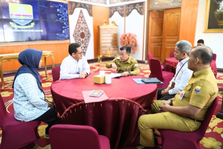Gubernur Jambi Al Haris berdiskusi dengan Kepala Perwakilan BPKP Provinsi Jambi Mardiyanto Arif Rakhmadi saat audiensi dan penandatanganan Rencana Aksi Kolaboratif Pengendalian Korupsi Tahun 2025 di Rumah Dinas Gubernur Jambi, Selasa (14/10/2025)(Foto: Diskominfo Provinsi Jambi)