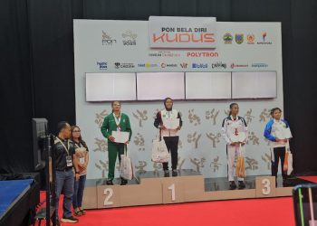 Atlet gulat putri Jambi menerima medali perunggu dalam ajang PON Bela Diri 2025 di GOR Djarum, Kudus, Jawa Tengah, Selasa (14/10/2025).(Foto: Dok. KONI Jambi)