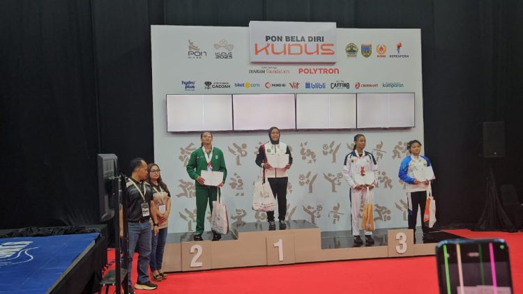 Atlet gulat putri Jambi menerima medali perunggu dalam ajang PON Bela Diri 2025 di GOR Djarum, Kudus, Jawa Tengah, Selasa (14/10/2025).(Foto: Dok. KONI Jambi)