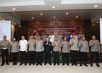 Kapolda Bengkulu Irjen Pol Mardiyono, S.I.K., M.Si., bersama jajaran pejabat utama Polda Bengkulu dan perwakilan Ombudsman RI Provinsi Bengkulu saat pembukaan Sosialisasi Pelayanan Laporan Polisi Pidana dan Non Pidana di Hotel Wilo, Rabu (15/10/2025). (Dok. Yola)