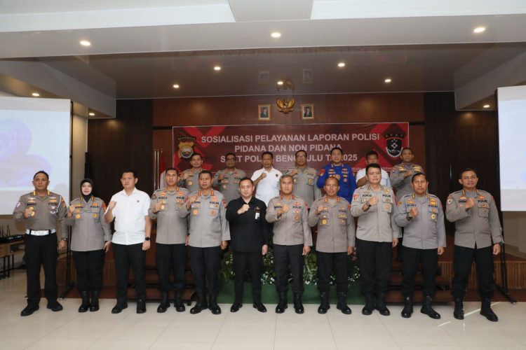 Kapolda Bengkulu Irjen Pol Mardiyono, S.I.K., M.Si., bersama jajaran pejabat utama Polda Bengkulu dan perwakilan Ombudsman RI Provinsi Bengkulu saat pembukaan Sosialisasi Pelayanan Laporan Polisi Pidana dan Non Pidana di Hotel Wilo, Rabu (15/10/2025). (Dok. Yola)