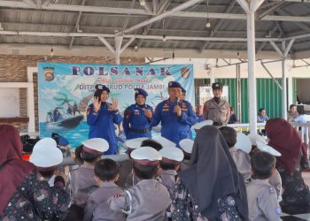 Personel Ditpolairud Polda Jambi memperkenalkan tugas kepolisian kepada siswa-siswi RA Al-Ikhlas Kota Jambi dalam kegiatan Polisi Sahabat Anak (Polsanak) di Mako Ditpolairud, Rabu (15/10/2025). (Dok. Nahar)