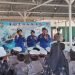 Personel Ditpolairud Polda Jambi memperkenalkan tugas kepolisian kepada siswa-siswi RA Al-Ikhlas Kota Jambi dalam kegiatan Polisi Sahabat Anak (Polsanak) di Mako Ditpolairud, Rabu (15/10/2025). (Dok. Nahar)