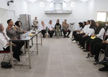 Kapolresta Jambi Kombes Pol Boy Sutan Binanga Siregar, S.I.K., M.H., memberikan arahan kepada peserta Pelatihan Relawan Kesehatan yang digelar Dinas Kesehatan Kota Jambi bekerja sama dengan BPOM di SPPG Kotabaru, Rabu (15/10/2025). (Dok. Nahar)