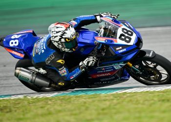 Pembalap Yamaha Racing Indonesia melesat di tikungan Sirkuit Sepang, Malaysia, saat mengikuti seri ke-5 Asia Road Racing Championship (ARRC) 2025. (Dok. Yamaha Jambi)