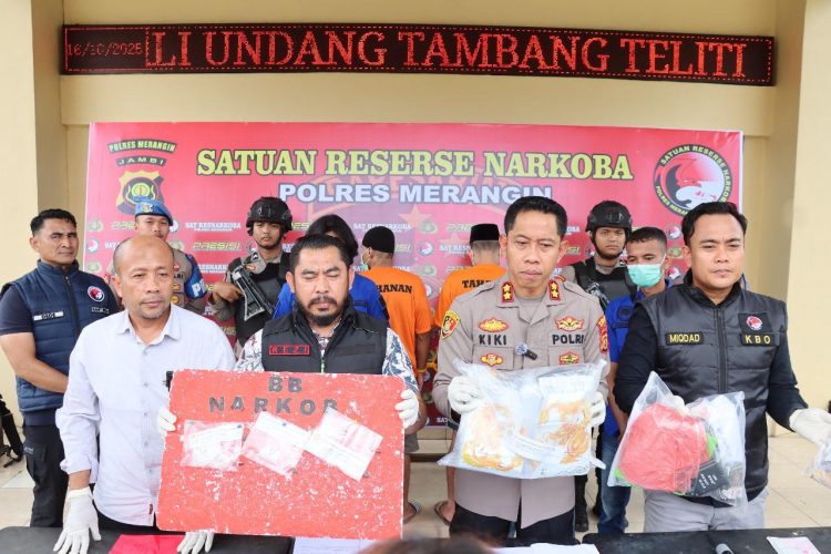 Kapolres Merangin AKBP Kiki Firmansyah Efendi bersama jajaran Satresnarkoba Polres Merangin memberikan keterangan pers terkait pengungkapan kasus narkotika lintas provinsi. (Foto: Humas Polres Merangin)