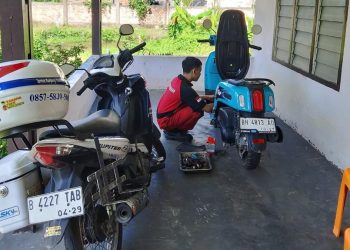 Seorang teknisi Yamaha melakukan servis sepeda motor konsumen melalui layanan Service Kunjung Yamaha (SKY) di Jambi. Layanan ini memudahkan pelanggan melakukan perawatan motor tanpa harus datang ke bengkel. (Foto: Yamaha DDS Jambi)