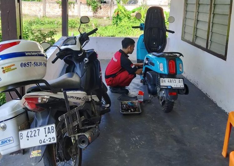 Seorang teknisi Yamaha melakukan servis sepeda motor konsumen melalui layanan Service Kunjung Yamaha (SKY) di Jambi. Layanan ini memudahkan pelanggan melakukan perawatan motor tanpa harus datang ke bengkel. (Foto: Yamaha DDS Jambi)