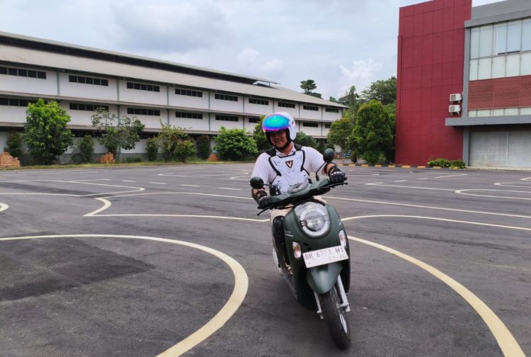Peserta menjajal New Honda Scoopy dalam kegiatan “New Honda Scoopy Experience” yang digelar PT Sinar Sentosa Primatama (Sinsen) di Jambi, Rabu (22/10/2025). (Dok. Stepanus)