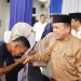 Gubernur Jambi Al Haris menyerahkan bantuan program bedah rumah kepada warga dalam rangka HUT ke-26 Kabupaten Muaro Jambi di depan Gedung DPRD Muaro Jambi, Rabu (22/10/2025). (Dok, Erit - Kominfo)