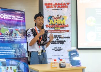 Refan Enggi Febrianto, siswa SMK Bhina Tunas Bhakti Juwana, mempresentasikan inovasi “Biodiesel Fish Oil (BFO)” pada final AHM Best Student 2025 di AHM Safety Riding & Training Center, Cikarang, Jawa Barat, 22 Oktober 2025. (Dok. Sinsen)