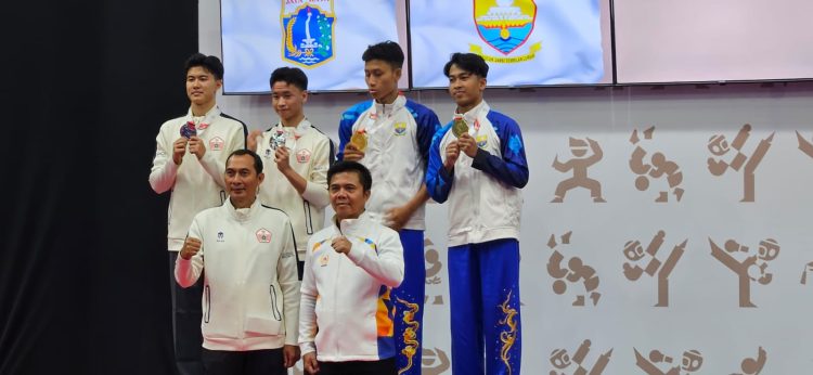 Atlet wushu Jambi Candika dan Maulana Ahmad (kanan) menerima medali emas usai tampil di nomor dullian putra pada PON Bela Diri 2025 di GOR Djarum Kaliputu, Kudus, Jawa Tengah, Minggu (26/10/2025). (Dok, Koni Jambi)