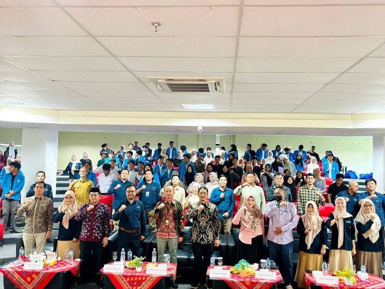 Para narasumber dan peserta kuliah umum “Memperkuat Sinergi dan Kolaborasi dalam Mendukung Target Pencapaian Hulu Migas” berfoto bersama di Aula UIN Sulthan Thaha Saifuddin Jambi, Kamis (16/10/2025). (Dok. Daus)