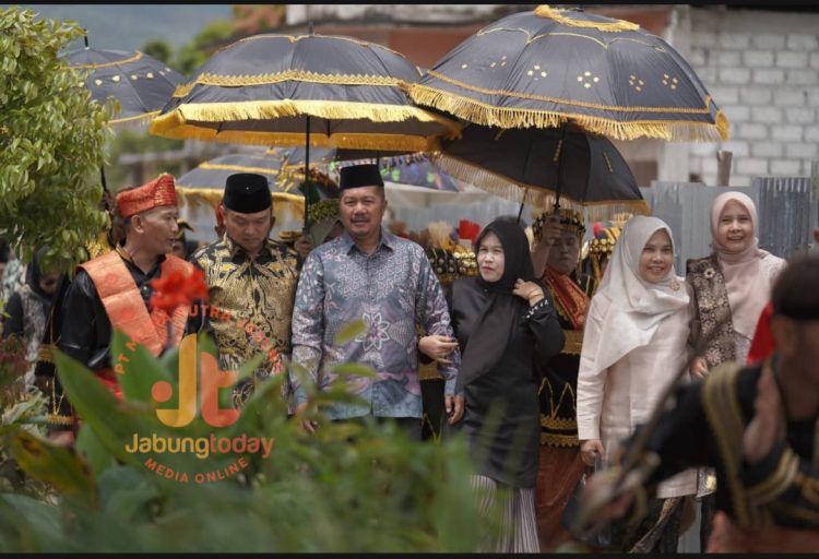 Bupati Kerinci Monadi bersama masyarakat dan tokoh adat menghadiri tradisi Kenduri Arah di Desa Sungai Jernih, Kecamatan Gunung Tujuh, Minggu (26/10/2025). (Foto: Deko)
