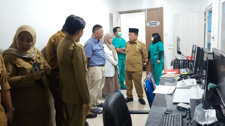 Gubernur Jambi Al Haris meninjau ruang operasi dan berdialog dengan tim medis RSUD Raden Mattaher Jambi, Senin (27/10/2025), (Foto: Daus)