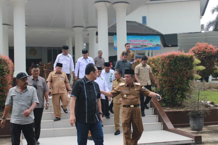 Wakil Gubernur Jambi, Drs. H. Abdullah Sani, M.Pd.I., meninjau kesiapan lokasi pelaksanaan Musabaqah Tilawatil Qur’an (MTQ) ke-54 Tingkat Provinsi Jambi di Kabupaten Muaro Jambi, Kamis (27/10/2025). (Dok. Stepanus)